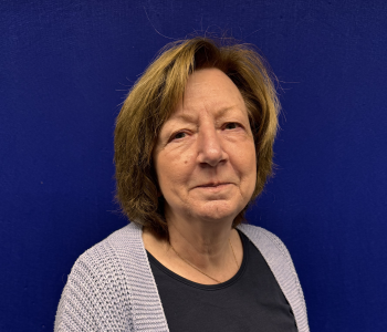 Frau vor blauem Hintergrund, 